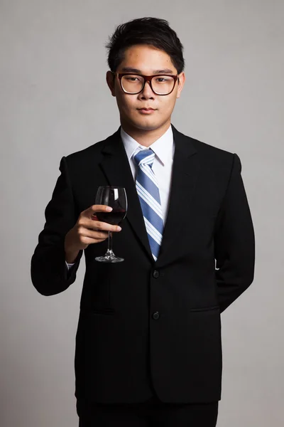 Asiatischer Geschäftsmann mit einem Glas Rotwein — Stockfoto