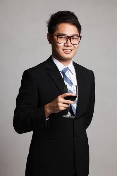 Asiatique homme d'affaires avec verre de vin rouge — Photo