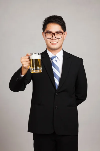 ビールのジョッキを持つアジア系のビジネスマン — ストック写真