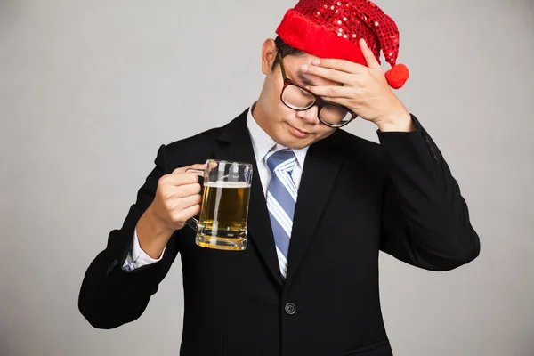 Азиатский бизнесмен напивается и хочет пить пиво — стоковое фото