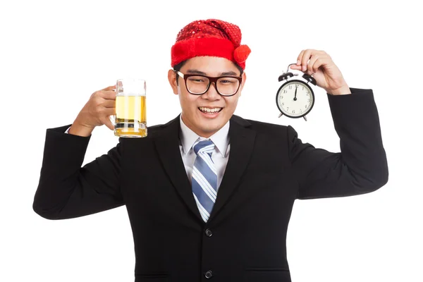 Feliz hombre de negocios asiático con cerveza y reloj a medianoche — Foto de Stock