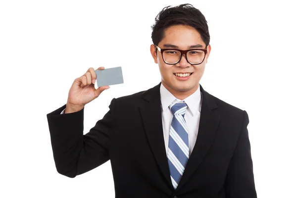 Asiático hombre de negocios mostrar un blanco tarjeta — Foto de Stock