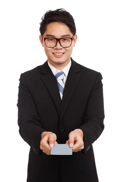 Asiático hombre de negocios dar un blanco tarjeta — Foto de Stock