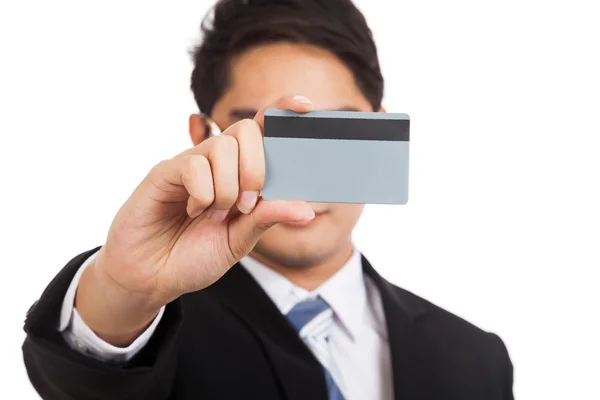 Asiático hombre de negocios mostrar un blanco tarjeta cubierta su cara — Foto de Stock