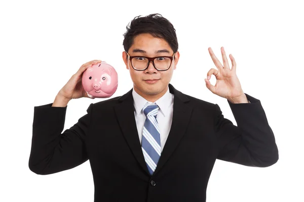 Asiatische Geschäftsmann ok mit einem rosa Sparschwein — Stockfoto