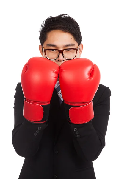 Hombre de negocios asiático con guante de boxeo rojo — Foto de Stock