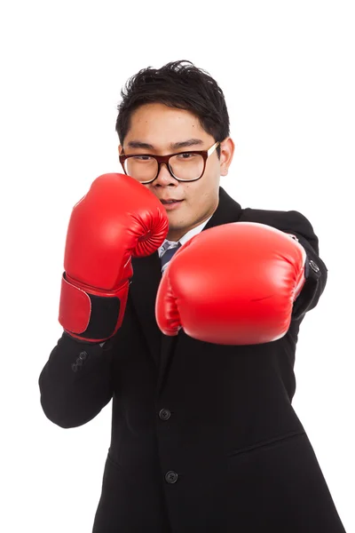 Hombre de negocios asiático con guante de boxeo rojo — Foto de Stock