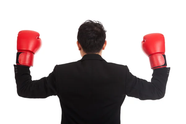 Rücken eines asiatischen Geschäftsmannes mit rotem Boxhandschuh — Stockfoto