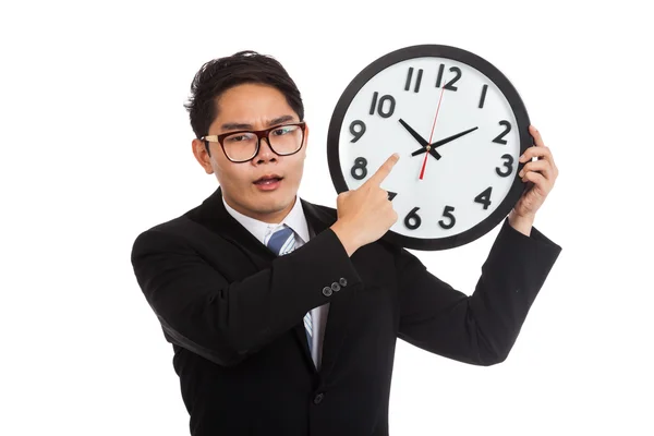 Asiatico uomo d'affari arrabbiato punto a un orologio — Foto Stock