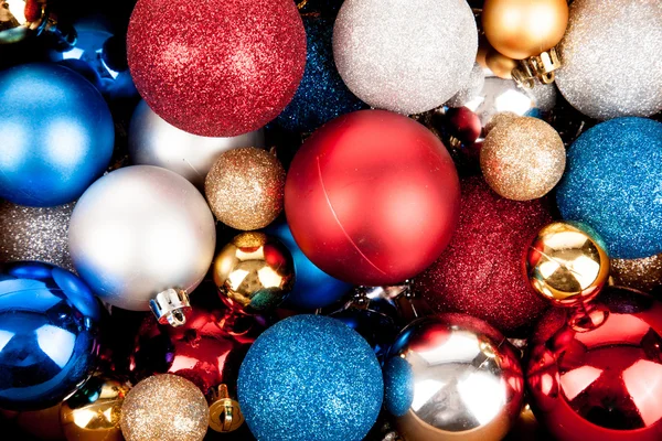 Много красочных безделушек для рождественской ёлки — стоковое фото