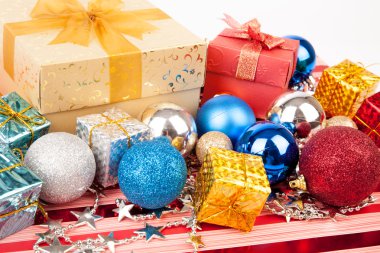 Noel ağacı önemsiz şey, süsleme ve hediye kutusu