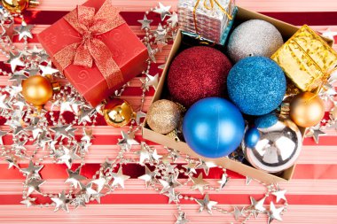 Noel ağacı önemsiz şey, süsleme ve giftbox Üstten Görünüm