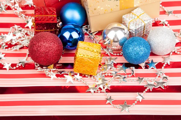 Bola de árbol de Navidad, adorno y caja de regalo — Foto de Stock