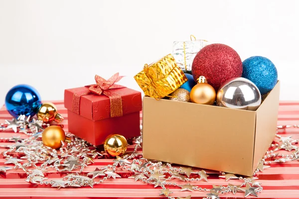 Vánoční stromeček cetka, ornament a dárkové — Stock fotografie