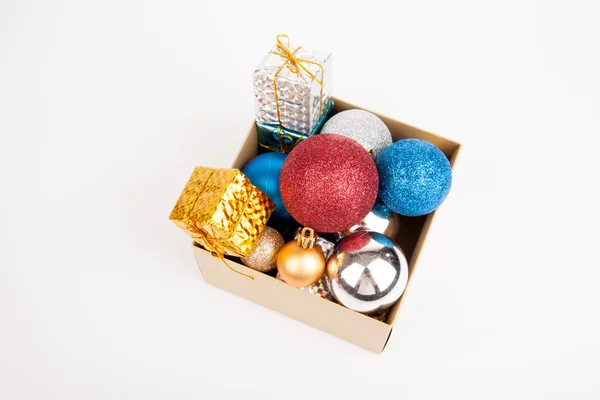 Bola de árbol de Navidad y adorno en una caja — Foto de Stock