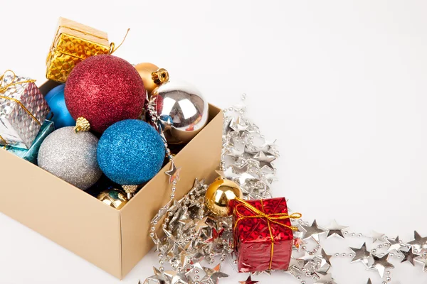 Vánoční stromeček cetka a ozdoba v krabici — Stock fotografie
