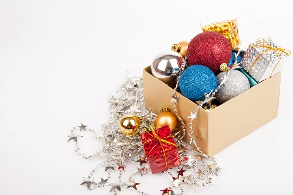 Bauble árvore de Natal e ornamento em uma caixa — Fotografia de Stock