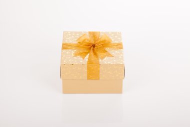 Kapağındaki altın yay ile altın hediye kutusu