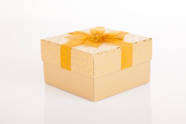 Kapağındaki altın yay ile altın hediye kutusu