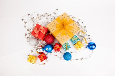 Noel ağacı önemsiz şey, süs ve Hediyelik kutusunun Üstten Görünüm