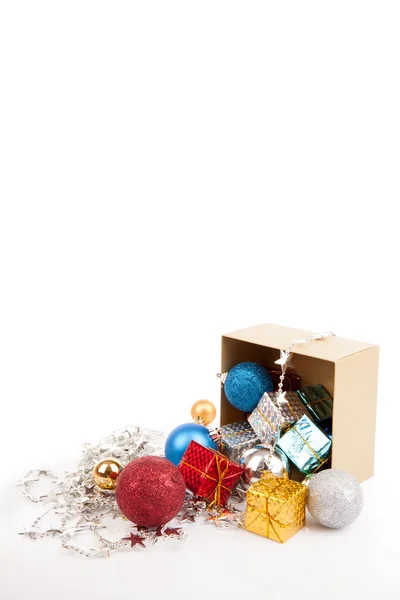 Χριστουγεννιάτικο δέντρο μπιχλιμπίδι, στολίδι σε ένα κουτί — Φωτογραφία Αρχείου