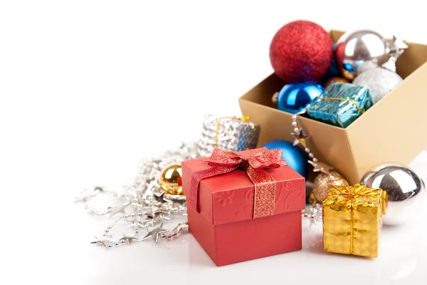 Červená dárková krabička s vánoční stromeček cetka a ornament — Stock fotografie
