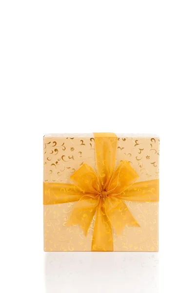 Caixa de presente dourado com arco dourado — Fotografia de Stock