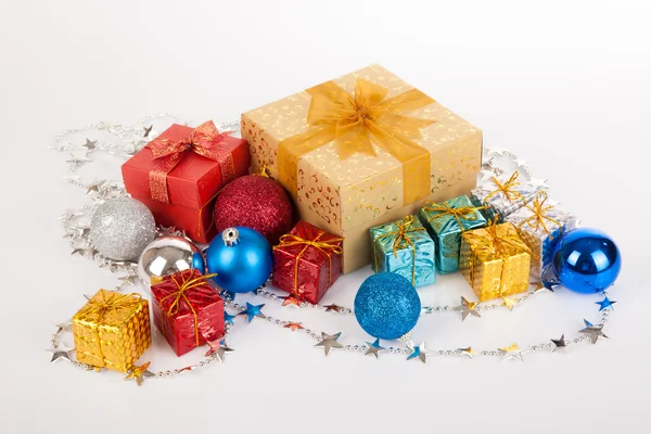 圣诞树摆设、 装饰品及礼品盒 — 图库照片