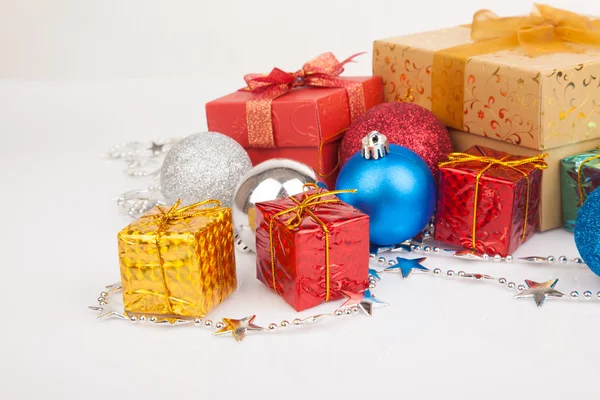 Bauble árvore de Natal, ornamento e caixa de presente — Fotografia de Stock