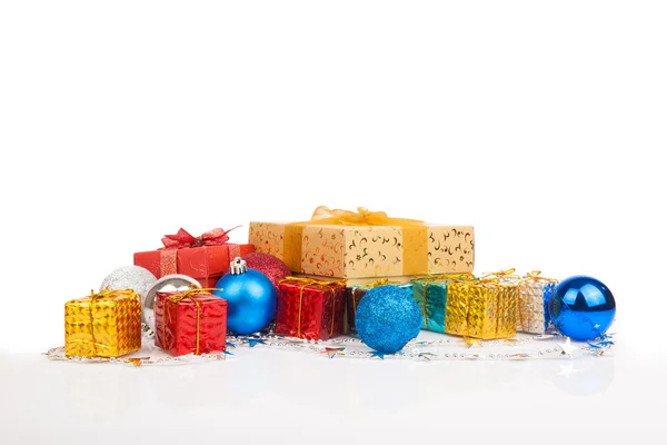 Vista lateral de la bola del árbol de Navidad, adorno y caja de regalo — Foto de Stock