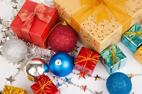 Close up de bauble árvore de natal, ornamento e caixa de presente — Fotografia de Stock