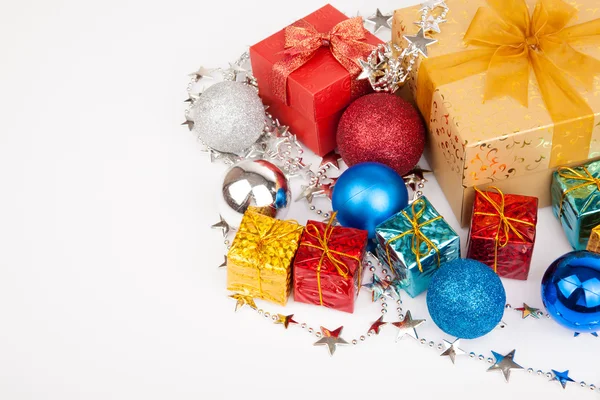 Bauble árvore de Natal, ornamento e caixa de presente — Fotografia de Stock