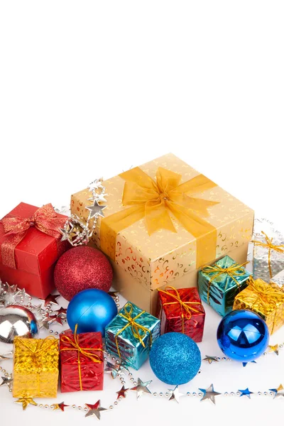 Vánoční stromeček cetka, ornament a dárkové krabice — Stock fotografie