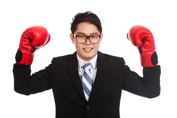 Azjatycki biznesmen zadowolony z czerwone Rękawice bokserskie — Zdjęcie stockowe