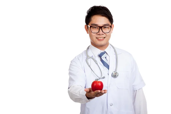 Aziatische mannelijke arts glimlach met rode appel — Stockfoto