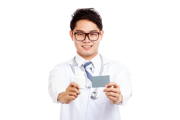 Asiático médico masculino con tarjeta y píldora botella — Foto de Stock