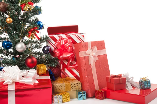 Рождественская елка со многими подарочными коробками — стоковое фото
