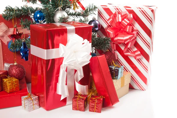 Pek çok hediye kutuları ile Noel ağacı — Stok fotoğraf