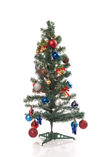 Árbol de Navidad con adornos, adornos y adornos — Foto de Stock