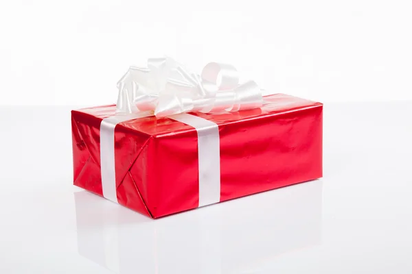 Czerwone pudełko z białą kokardą na Boże Narodzenie — Zdjęcie stockowe