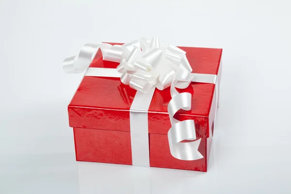 Noel için beyaz fiyonklu kırmızı hediye kutusu — Stok fotoğraf
