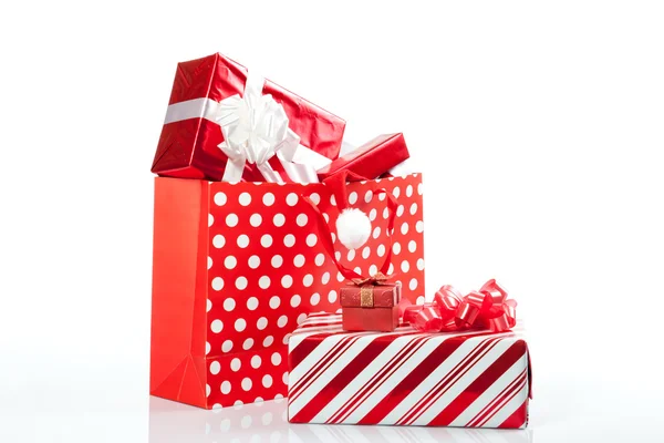 Cajas de regalo rojas y sombrero de Navidad en bolsas de compras — Foto de Stock