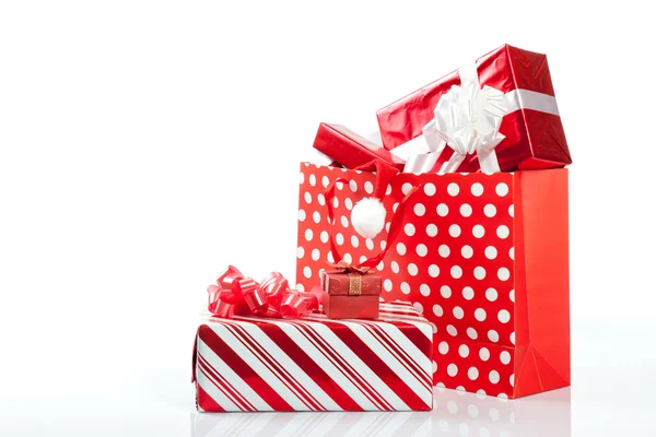 Kırmızı hediye kutuları ve ve alışveriş torbaları Noel şapka — Stok fotoğraf
