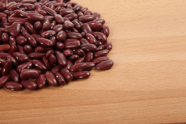 Feijão vermelho na mesa de madeira — Fotografia de Stock