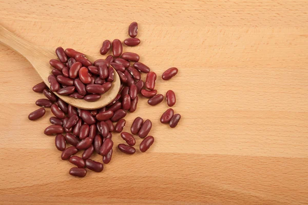 Frijoles rojos con cuchara de madera — Foto de Stock