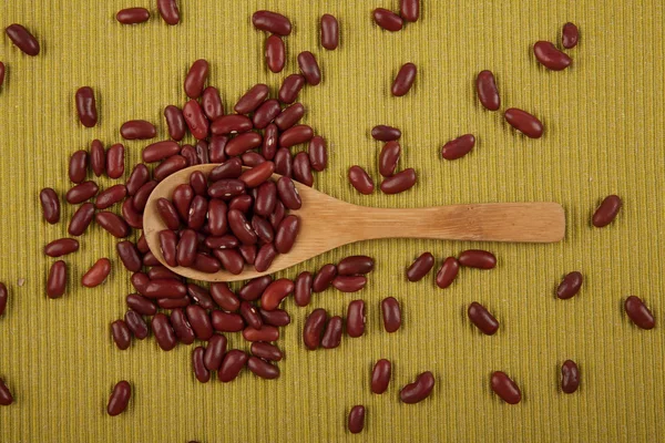 Красная фасоль с деревянной ложкой — стоковое фото