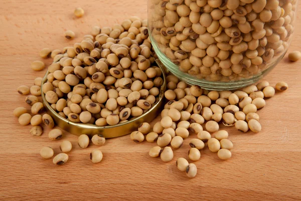 Soja in een pot met deksel af op houten tafel — Stockfoto