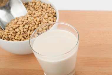 Soya sütü soya fasulyesi ve transfer kaşık ile cam