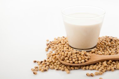 Soya sütü, soya fasulyesi ve tahta kaşık ile cam