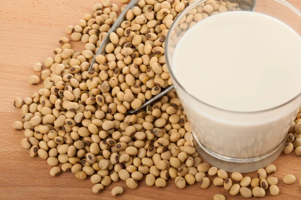 Leche de soja en vaso con soja y cuchara de transferencia — Foto de Stock